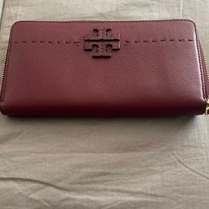 Ladies Tory Burch McGraw zip wallet-deep burgundy